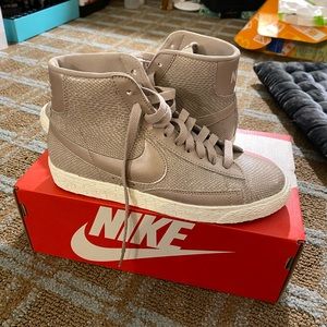 (UNWORN) Nike Blazer Mid Leather Premium